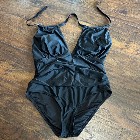 Cupshe Black One Piece Halter Tie Neck Slimming Padded Full Coverage Swimsuit 1X - Picture 2 of 13